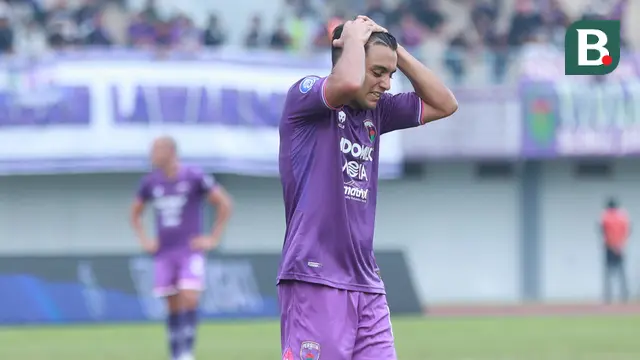 Pemain Persita Tangerang, Ezequiel Vidal, tampak kecewa setelah gagal mencetak gol ke gawang Persebaya Surabaya pada laga pekan ke-18 BRI Liga 1 2022/2023 di Stadion Indomilk Arena, Tangerang, Rabu (18/1/2023) sore WIB. Persita kalah 0-5 dari Persebaya. (Bola.com/M Iqbal Ichsan)