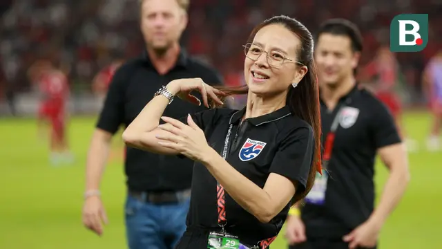 Manajer Timnas Thailand, Nualphan Lamsam atau yang akrab disapa Madam Pang menyapa fans setelah berakhirnya laga matchday ketiga Grup A Piala AFF 2022 menghadapi Indonesia di Stadion Utama Gelora Bung Karno, Senayan, Jakarta, Kamis (29/12/2022) sore WIB. (Bola.com/M Iqbal Ichsan)