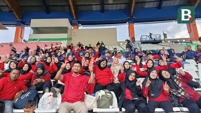 Antusiase masyarakat untuk menonton laga final Piala Presiden 2025 yang mempertemukan Oxford United melawan Port FC di Stadion Si Jalak Harupat, Kabupaten Bandung, Minggu (13/7/2025). (Bola.com/Muhammad Faqih)