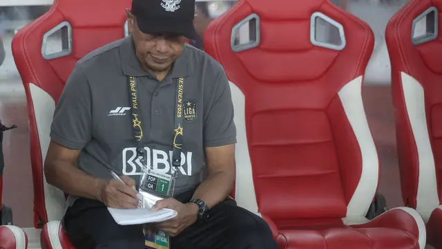 Rahmad Darmawan saat menangani Liga Indonesia All-Star di Piala Presiden 2025. (Bola.com/M Iqbal Ichsan)