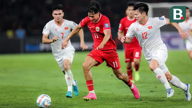 Striker Timnas Indonesia, Rafael Struick (tengah) berusaha melewati dua pemain Vietnam, Phan Tuan Tai (kanan) dan Pham Xuan Manh pada laga Grup F kualifikasi Piala Dunia 2026 Zona Asia di Stadion Utama Gelora Bung Karno (SUGBK), Senayan, Jakarta, Kamis (21/3/2024). (Bola.com/Bagaskara Lazuardi)