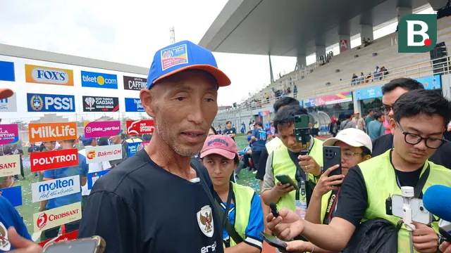 Pelatih Timnas Indonesia Putri, Satoru Mochizuki ditemui awak media di Supersoccer Arena, Kudus, Jawa Tengah, Minggu (13/7/2025). (Bola.com/Hery Kurniawan).