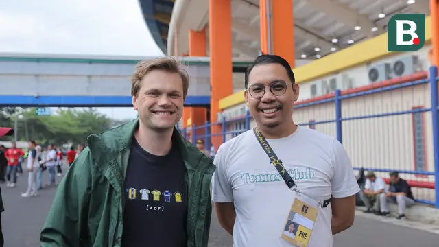 Suporter Oxford United, Matt Bruce (kiri), berfoto dengan jurnalis Muhammad Adi Yaksa, dan menceritakan pengalamannya selama berada di Indonesia mengikuti turnamen Piala Presiden 2025. (Bola.com/Bagaskara Lazuardi)