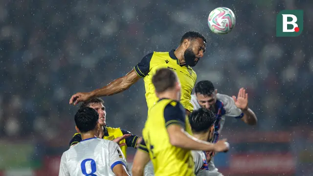Para pemain Oxford United dan Port FC berebut bola di udara pada final Piala Presiden 2025 di Stadion Si Jalak Harupat, Kabupaten Bandung, pada Minggu (13/7/2025) malam WIB. (Bola.com/Bagaskara Lazuardi)