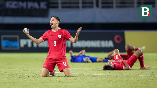 Selebrasi kemenangan pemain Timnas Indonesia U-19, Jens Raven setelah berakhirnya laga final Piala AFF U-19 2024 menghadapi Thailand di Stadion Gelora Bung Tomo, Surabaya, Senin (29/7/2024). (Bola.com/Bagaskara Lazuardi)