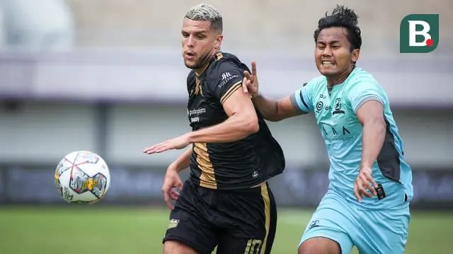 Pemain Dewa United, Karim Rossi (kiri) berebut bola dengan pemain Madura United, Kadek Raditya Maheswara, saat laga lanjutan BRI Liga 1 2022/2023 di Indomilk Arena, Tangerang, Kamis (2/2/2023). (Bola.com/Bagaskara Lazuardi)