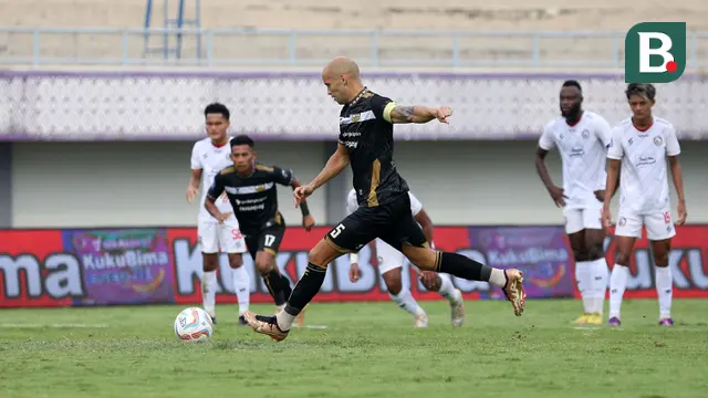 Pemain Dewa United FC, Risto Mitrevski melakukan tendangan penalti ke gawang Arema FC pada laga pekan pertama BRI Liga 1 2023/2024 antara Dewa United melawan Arema FC di Stadion Indomilk, Tangerang, Minggu (2/7/2023). (Bola.com/Bagaskara Lazuardi)