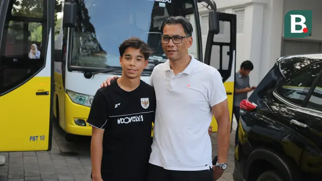 Xavier Markx bersama sang ayah Fritz Markx usai sesi internal game Timnas U-17 di Stadion Gelora Samudera Kuta