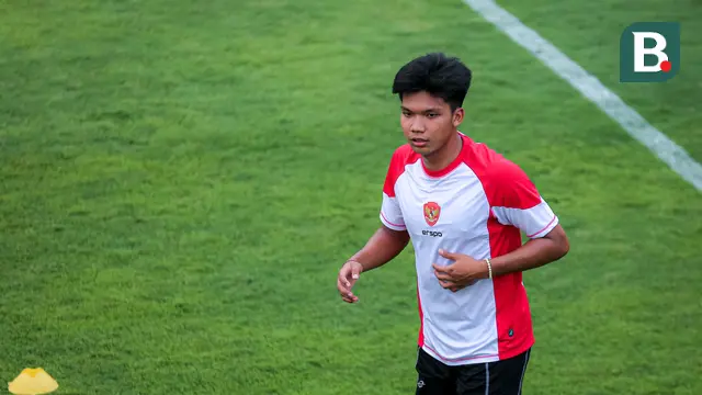 Pemain Timnas Indonesia U-20, Kadek Arel Priyatna saat latihan resmi menjelang Kualifikasi Piala Asia U-20 2025 yang berlangsung di Lapangan A, Stadion Utama Gelora Bung Karno (SUGBK), Senayan, Jakarta, Selasa (24/09/2024). (Bola.com/Bagaskara Lazuardi)