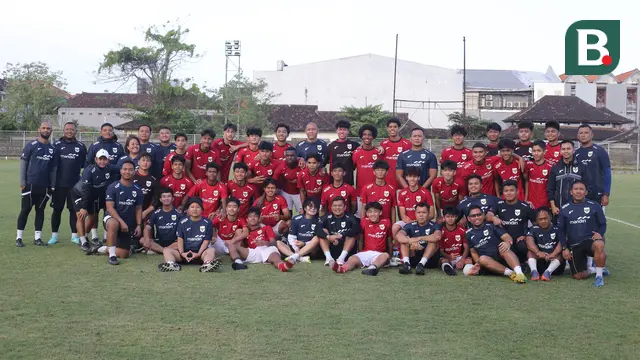Para pemain Timnas Indonesia U-17 menggelar sesi latihan di Bali, Minggu (13/7/2025). (Bola.com/Alit Binawan)