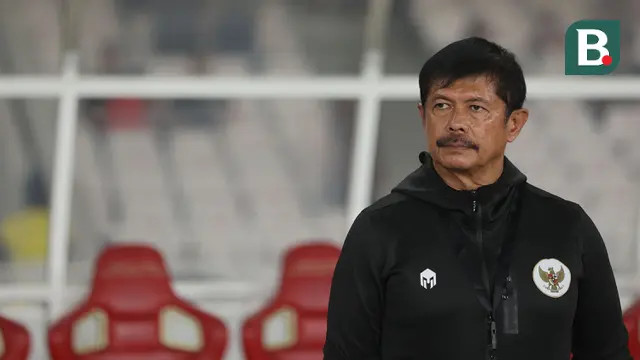 Pelatih Timnas Indonesia U-20, Indra Sjafri saat laga uji coba menghadapi Thailand U-20 di Stadion Utama Gelora Bung Karno (SUGBK), Senayan, Jakarta, Jumat (26/1/2024) malam WIB. (Bola.com/M Iqbal Ichsan)