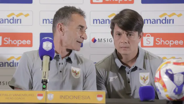 Pelatih Timnas Indonesia U-23, Gerald Vanenburg, didampingi staf pelatih, Matias Ibo, dalam sesi konferensi pers Piala AFF U-23 2025 di Jakarta, Senin (14-7-2025). (Bola.com/Abdul Aziz)