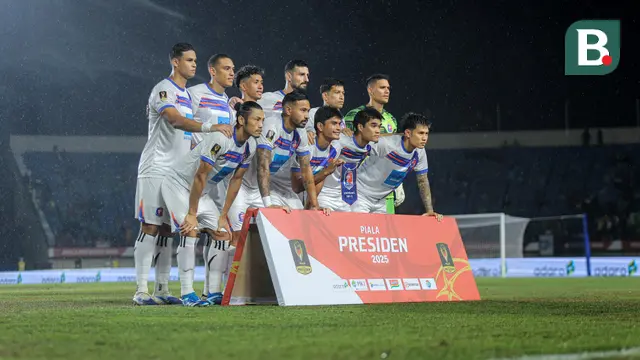 Tim Port FC melakukan sesi foto sebelum kick off final Piala Presiden 2025 di Stadion Si Jalak Harupat, Kabupaten Bandung, pada Minggu (13/7/2025) malam WIB. (Bola.com/Bagaskara Lazuardi)