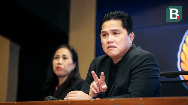 Ketua Umum PSSI, Erick Thohir memberikan gestur angka dua saat mendengarkan pertanyaan awak media saat konferensi pers mengenai perkembangan Timnas Indonesia Putri yang berlangsung di Stadion Utama Gelora Bung Karno (SUGBK), Senayan, Jakarta, Sabtu (21/09/2024). (Bola.com/Bagaskara Lazuardi)