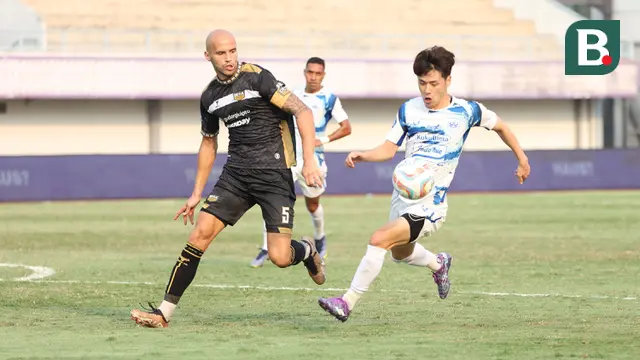 Pemain PSIS Semarang, Taisei Marukawa (kanan) berebut bola dengan pemain Dewa United, Risto Mitrevski pada laga pekan ke-8 BRI Liga 1 2023/2024 di Stadion Indomilk Arena, Tangerang, Senin (14/8/2023). PSIS Semarang menang telak 4-1 atas Dewa United. (Bola.com/M Iqbal Ichsan)