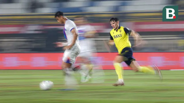 Pemain Oxford United dan Port FC berebut bola pada final Piala Presiden 2025 di Stadion Si Jalak Harupat, Kabupaten Bandung, pada Minggu (13/7/2025) malam WIB. (Bola.com/Bagaskara Lazuardi)