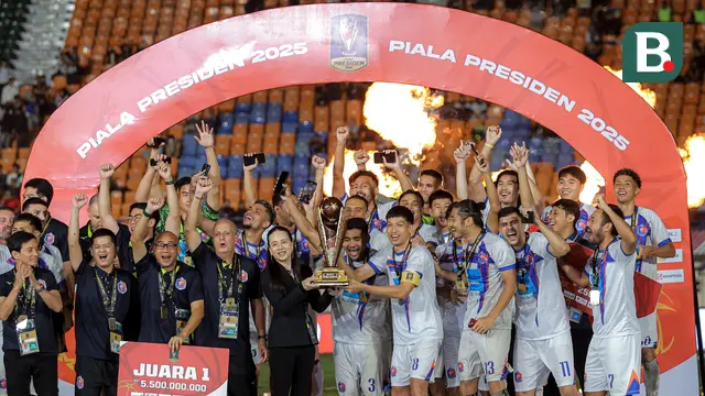 Para pemain Port FC mengangkat Piala Presiden 2025 usai berhasil mengalahkan Oxford United 2-1 di partai final yang berlangsung di Stadion Si Jalak Harupat, Kabupaten Bandung, pada Minggu (13/7/2025) malam WIB. (Bola.com/Bagaskara Lazuardi)