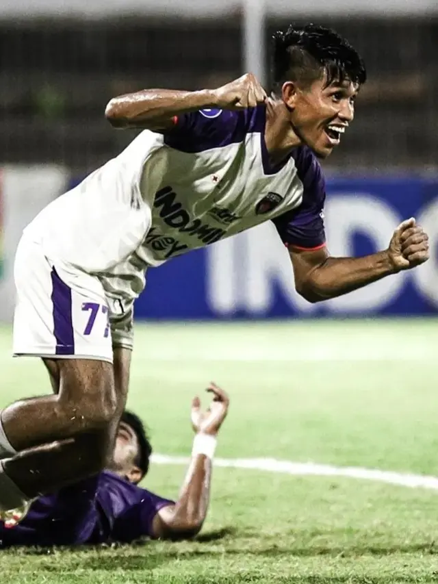 Kasim Botan sukses melewati pemain sedaerah asal NTT milik Persik, Ibrahim Sanjaya, untuk memberi hasil imbang untuk Persita. (Istimewa)