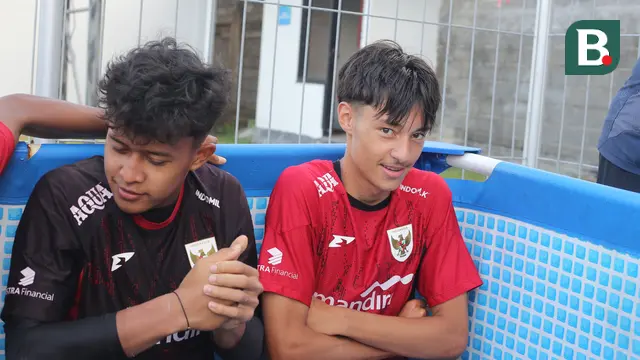 Gelandang Timnas U-17 Jona Giesselink saat terapi ice bath usai internal game di Stadion Gelora Samudera Kuta