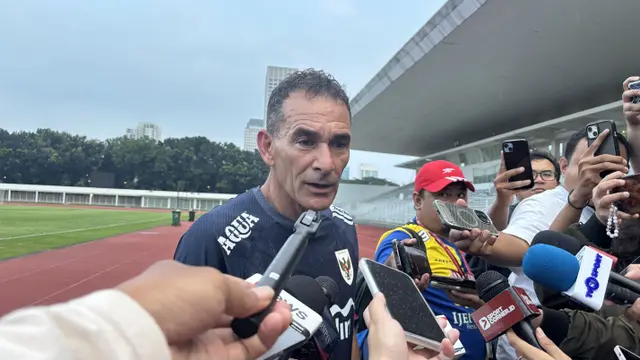 Pelatih Timnas Indonesia U-23 Gerald Vanenburg saat memberi keterangan kepada awak media selepas sesi latihan di Stadion Madya Gelora Bung Karno (GBK), Senayan, Jakarta pada Senin (23/6/2025) sore WIB. (Liputan6.com/Melinda Indrasari)