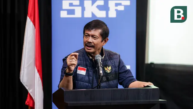 Pelaksana Tugas Direktur Teknik PSSI, Indra Sjafri memberikan sambutan dalam acara pelepasan menuju Gothia Cup 2025 di Ruang Teater Kemenpora RI, Jakarta, Jumat (11/07/2025). (Bola.com/Bagaskara Lazuardi)