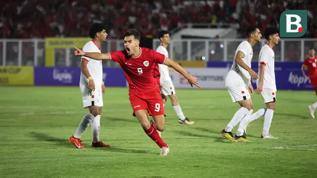 Pemain Timnas Indonesia U-20, Jens Raven, melakukan selebrasi setelah mencetak gol ke gawang Yaman U-20 dalam laga ketiga Grup F Kualifikasi Piala Asia U-20 2025 yang digelar di Stadion Madya, Jakarta, Minggu (29/9/2024). (Bola.com/Abdul Aziz)