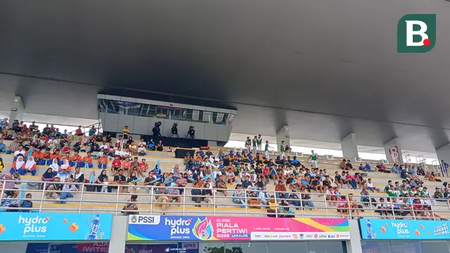 Suasana tribune barat Supersoccer Arena, Kudus saat menggelar laga final Piala Pertiwi All Stars, Minggu (13/7/2025). (Bola.com/Hery Kurniawan).