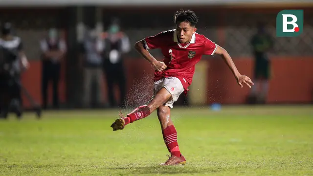 Pemain Timnas Indonesia U-16, Figo Dennis Saputrananto melakukan tendangan saat adu penalti dalam laga semifinal Piala AFF U-16 2022 antara Indonesia U-16 melawan Myanmar U-16 di Stadion Maguwoharjo, Sleman, Rabu (10/8/2022) malam WIB. (Bola.com/Bagaskara Lazuardi)
