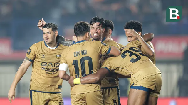Pemain Dewa United merayakan kemenangan atas Indonesia All-Star dalam perebutan tempat ketiga Piala Presiden 2025 di Stadion Si Jalak Harupat, Kabupaten Bandung, pada Sabtu (12/7/2025) malam WIB. (Bola.com/Bagas Lazuardi)
