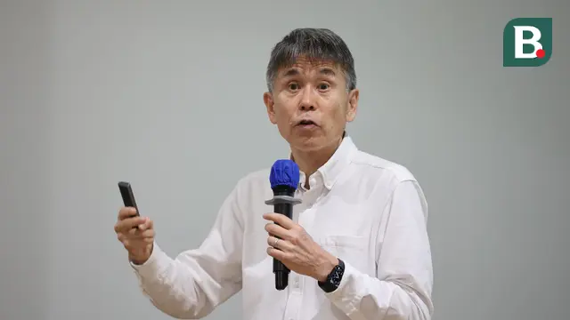 Wakil ketua Komite Wasit PSSI, Yoshimi Ogawa dalam Refereeing Workshop for Media di GBK Arena Jakarta, Senin (8/7/2024). (Bola.com/Abdul Aziz)