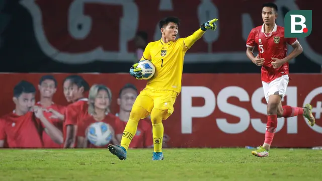 Kiper Timnas Indonesia U-19, Cahya Supriadi, pontang-panting menahan gempuran Thailand pada pertandingan Piala AFF U-19 2022 di Stadion Patriot Candrabhaga, Bekasi, Rabu (6/7/2022) malam WIB. (Bola.com/Bagaskara Lazuardi)