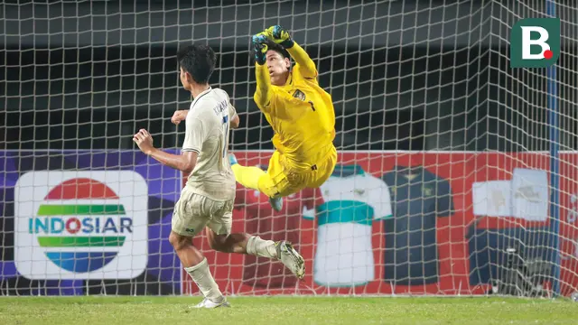 Kiper Timnas Indonesia U-19, Cahya Supriadi berusaha menghalau bola saat matchday ketiga Grup A Piala AFF U-19 2022 antara Timnas Indonesia U-19 melawan Timnas Thailand U-19 di Stadion Patriot Candrabhaga, Bekasi, Jawa Barat, Rabu (06/07/2022). (Bola.com/Bagaskara Lazuardi)