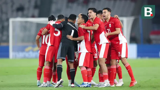 Para pemain Timnas Indonesia U-23 melakukan tos dalam laga Grup A Piala AFF U-23 2025 melawan Brunei di Stadion Utama Gelora Bung Karno (SUGBK), Senayan, Jakarta, Selasa (15/07/2025). (Bola.com/M Iqbal Ichsan)