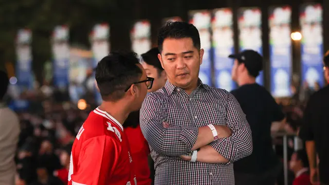 Direktur Utama PT Garuda Sepakbola Indonesia (PT GSI), Marshal Masita (kanan), saat hadir dalam nonton bareng laga Timnas Indonesia melawan China di Plaza Utara Gelora Bung Karno, Senayan, Jakarta, Selasa (15/10/2024) malam WIB. (Bola.com/Abdul Aziz)