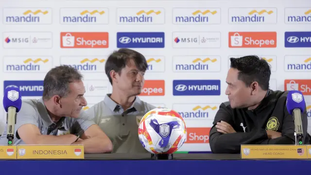 Pelatih Timnas Indonesia U-23 Gerald Vanenburg (kiri) berbincang dengan Mohd Nafuzi Bin Muhammad Zain (Malaysia) saat menghadiri sesi keterangan resmi jelang laga ASEAN U23 Championship 2025 di Stadion Utama Gelora Bung Karno, Jakarta pada Senin (14/7/2025). (Bola.com/Abdul Aziz)