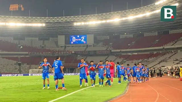 Perbedaan ekspresi pemain Timnas Filipina U-23 dan Timnas Malaysia U-23 usai laga keduanya di Grup A Piala AFF U-23 2025 di Stadion Utama Gelora Bung Karno, Jakarta, Selasa (15/7/2025). (Bola.com/Hery Kurniawan).