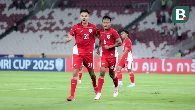 Pemain Timnas Indonesia U-23, Jens Raven (kiri) melakukan selebrasi bersama Robi Darwis setelah mencetak gol ke Brunei dalam laga Grup A Piala AFF U-23 2025 di Stadion Utama Gelora Bung Karno (SUGBK), Senayan, Jakarta, Selasa (15/07/2025). (Bola.com/Abdul Aziz)