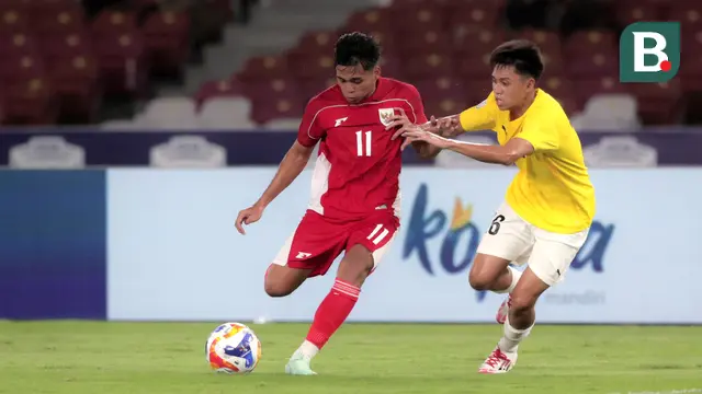 Pemain Timnas Indonesia U-23, Rahmat Arjuna Reski (kiri) berebut bola dengan pemain Brunei, Muhd Irfan Abdullah dalam laga Grup A Piala AFF U-23 2025 di Stadion Utama Gelora Bung Karno (SUGBK), Senayan, Jakarta, Selasa (15/07/2025). (Bola.com/Abdul Aziz)