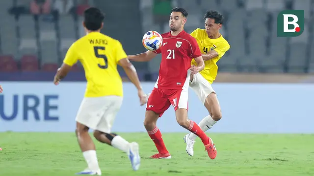 Pemain Timnas Indonesia U-23, Jens Raven (tengah) berebut bola dengan pemain Brunei, Mohamad Azrin dalam laga Grup A Piala AFF U-23 2025 di Stadion Utama Gelora Bung Karno (SUGBK), Senayan, Jakarta, Selasa (15/07/2025). (Bola.com/M Iqbal Ichsan)