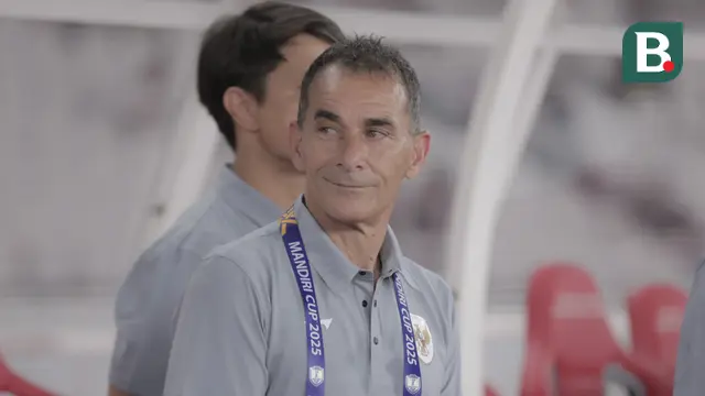 Pelatih Timnas Indonesia U-23, Gerald Vanenburg mendampingi Garuda Muda saat menghadapi Brunei Darussalam dalam laga pertama Grup A Piala AFF U-23 2025 di Stadion Utama Gelora Bung Karno, Jakarta, Selasa (15/7/2025). (Bola.com/Abdul Aziz).