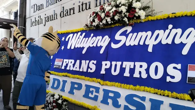 Skuad Persib sambut kehadiran Frans Putros. (Erwin Snaz/Bola.com)