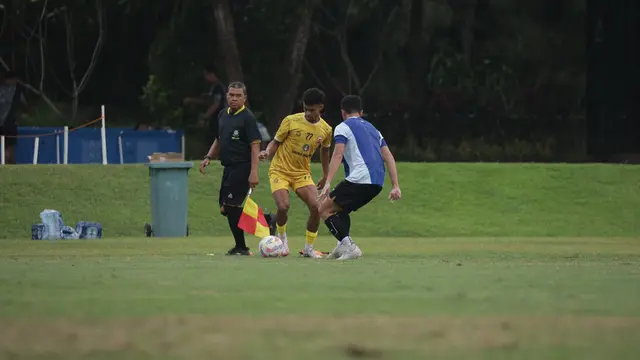Uji coba Madura United versus PSIM di lapangan Independent School (YIS), Selasa (15/7/2025). (Wahyu Pratama/Bola.com)