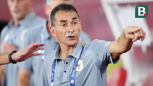Pelatih Timnas Indonesia U-23, Gerald Vanenburg memberikan arahan kepada pemainnya dalam laga Grup A Piala AFF U-23 2025 di Stadion Utama Gelora Bung Karno (SUGBK), Senayan, Jakarta, Selasa (15/07/2025). (Bola.com/M Iqbal Ichsan)