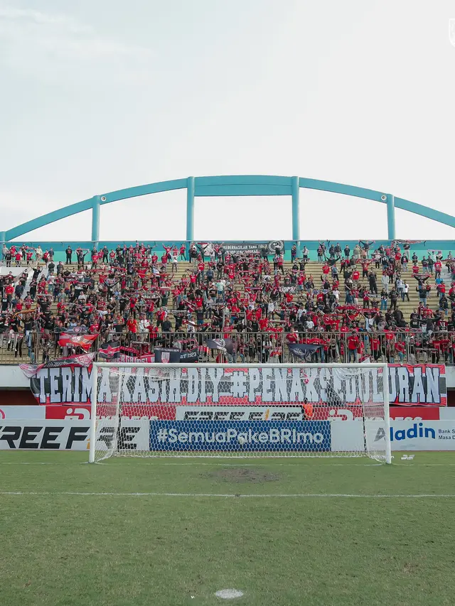 Banner ‘Penak Seduluran’ pendukung Persis Solo, Pasoepati, yang terbentang di tribune selatan Stadion Maguwoharjo, Sleman, Rabu (15/3/2023), berisi semangat perdamaian antarsuporter Solo-DIY. (DOK Persis)