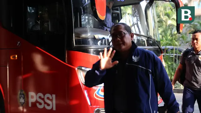 Manajer Timnas Indonesia, Sumardji saat tiba di Hotel Fairmont, Jakarta, Jumat (21/3/2025). (Bola.com/Abdul Aziz)