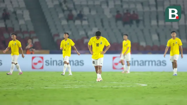 Ekspresi kecewa pemain Brunei setelah dibobol pemain Timnas Indonesia U-23 dalam laga Grup A Piala AFF U-23 2025 di Stadion Utama Gelora Bung Karno (SUGBK), Senayan, Jakarta, Selasa (15/07/2025). (Bola.com/M Iqbal Ichsan)