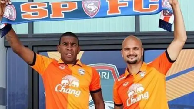 Sergio van Dijk (kanan), mengakhiri kebersamaan dengan klub Thailand, Suphanburi FC. (Suphanburi FC)