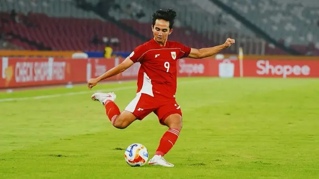 Aksi Yardan Yafi saat Timnas Indonesia U-23 menghadapi Timnas Brunei Darussalam dalam laga Grup A Piala AFF U-23 2025 di Stadion Utama Gelora Bung Karno, Jakarta, Selasa (15/7/2025).