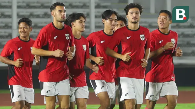 Penggawa Timnas Indonesia U-23, Toni Firmansyah, Jenss Raven, Victor Dethan, Yardan Yafi, Brandon Scheunemann, dan Alfharezi Buffon berlatih di Stadion Madya, GBK, Jakarta, Kamis (17/7/2025). (Bola.com/Muhammad Iqbal Ichsan).