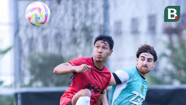 Sesi latihan bersama tim Persik Kediri dan Persebaya Surabaya di Lapangan ABC Kompleks Stadion Gelora Bung Tomo Surabaya, Rabu (16/7/2025). (Bola.com/Gatot Sumitro)